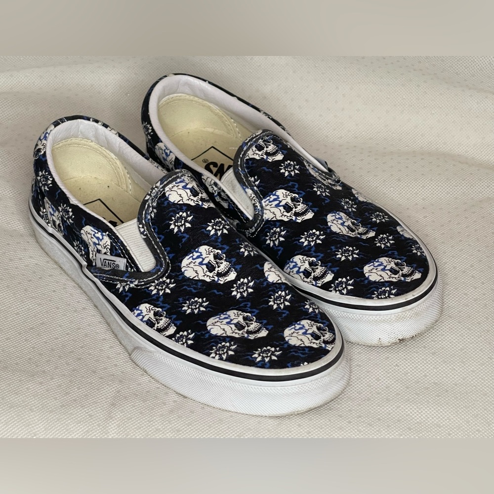 Vans classic slip on skull shoes Men’s 4, Women’s 5.5